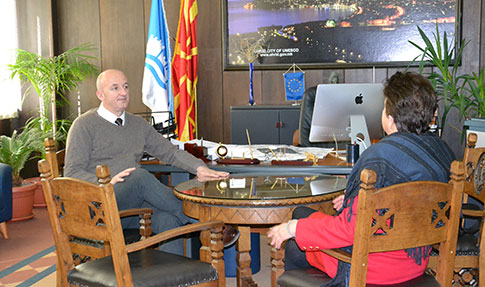 Градоначалникот Бакрачески оствари средба со внуката на венецоносецот Олга Прличева