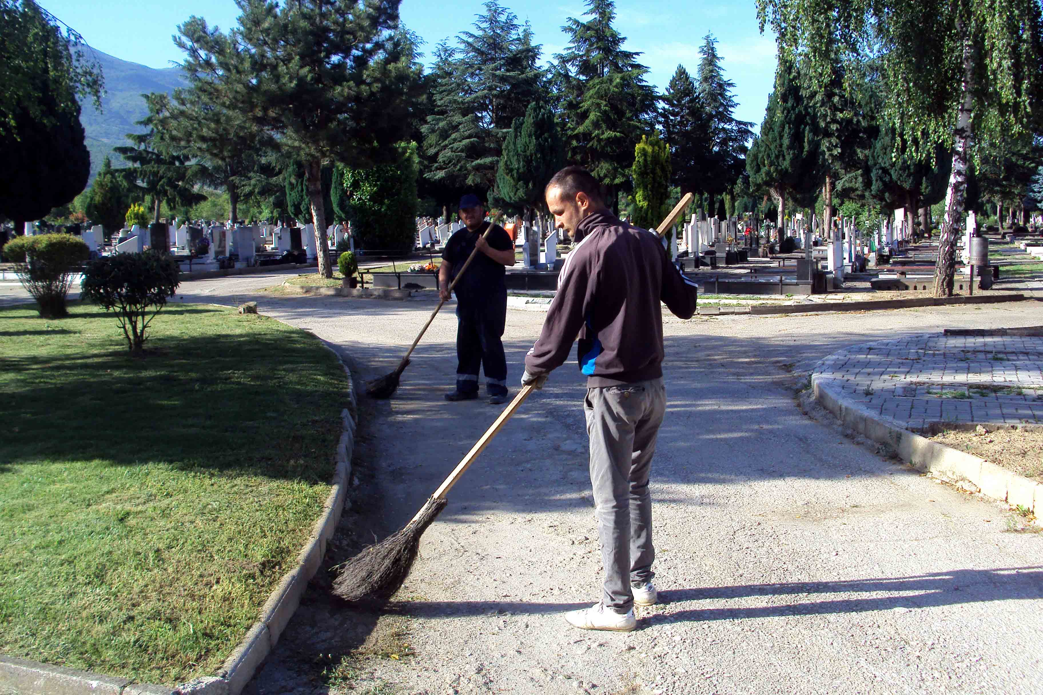 Градски Гробишта работи на хортикултурно уредување во пресрет на празниците