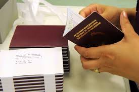 Печат со новото име во пасошите , граѓаните имаат рок од пет години, односно до 2024 да ги заменат со нови.
