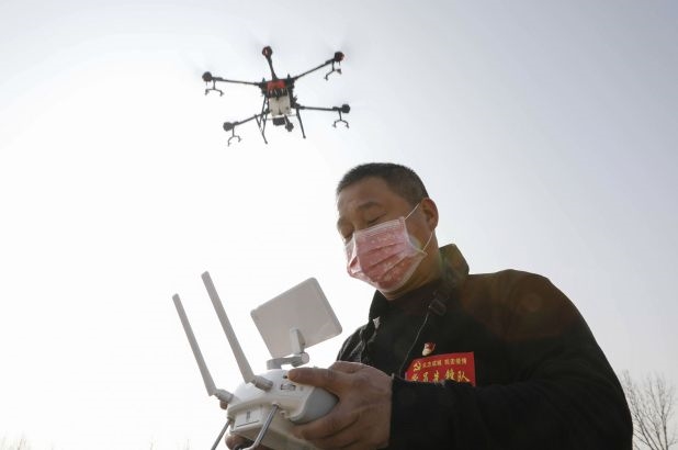Полицијата во Кина со дронови бара граѓани кои не носат маски