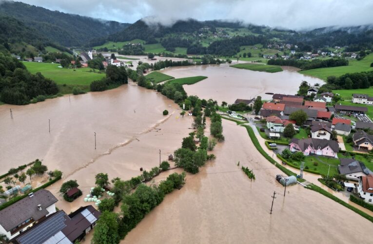 Словенија по силното невреме: Граѓаните евакуирани, некои места отсечени